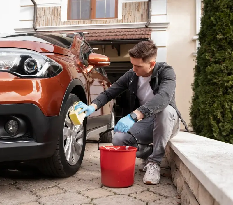 Lavage auto à domicile Queyrières : professionnel intervenant sur un véhicule